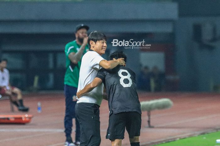 Pelatih timnas Indonesia, Shin Tae-yong (kiri), memeluk pemainnya bernama Witan Sulaeman (kanan) yang mampu cetak gol laga kedua FIFA Matchday di Stadion Patriot Candrabhaga, Bekasi, Selasa (28/3/2023).