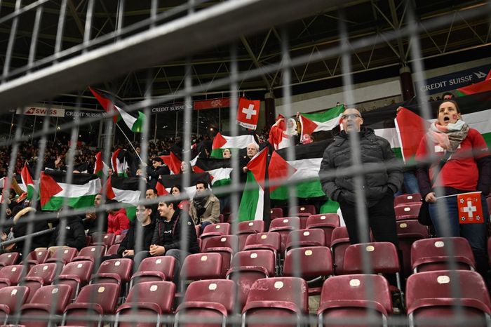 Fan timnas Swiss mengibarkan bendera Palestina saat menghadapi timnas Israel di Kualifikasi Euro 2024 (28/3/2023). UEFA menunda partai kualifikasi yang melibatkan Israel vs Swiss (12/10/2023) karena konflik di Gaza.