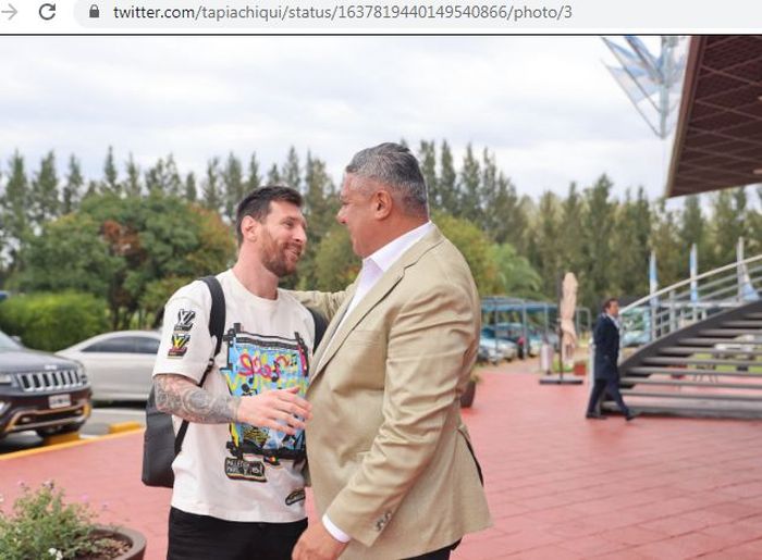 Presiden Federasi Sepak Bola Argentina (AFA), Chiqui Tapia, bersama Lionel Messi.