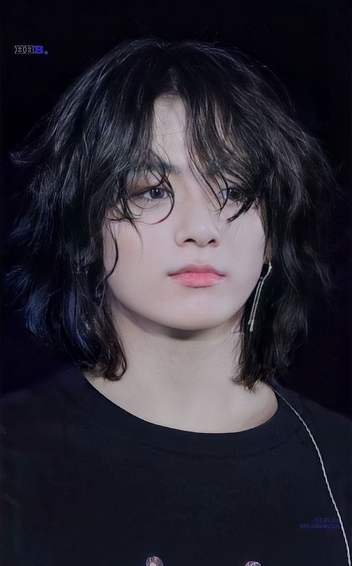 Jungkook dengan rambutnya yang gondrong (editan fans)
