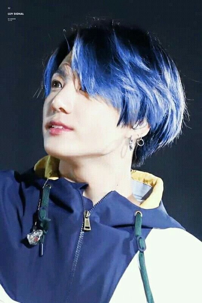 Jungkook dengan rambut biru merona (editan fans)