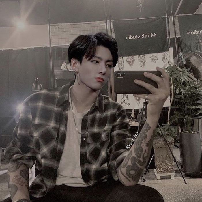Jungkook dengan tangan penuh tato (editan fans)