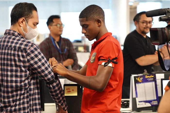 Pemain timnas U-20 Indonesia, Hugo Samir mengekspresikan kesedihan mereka dengan mengenakan pita hitam saat hadir dalam acara bincang-bincang di MNC News bertajuk &quot;Jeritan Hati Pemain Timnas U-20&quot; di Jakarta, Kamis (30/3/2023).