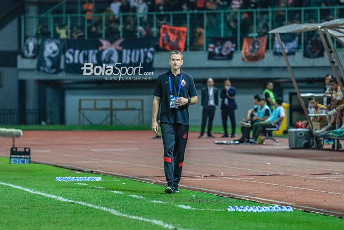 Pelatih Fisik Persija Jakarta, Paul Keenan (tengah), sedang memantau para pemainnya dalam laga pekan ke-28 Liga 1 2022 di Stadion Patriot Candrabhaga, Bekasi, Jawa Barat, Jumat (31/3/2023) malam