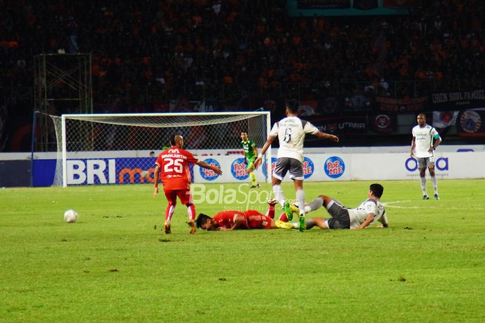 Ketegangan yang terjadi di laga Derby Panas Persija Jakarta vs Persib Bandung yang berlangsung di Stadion Patriot Chandrabhaga, Jumat 31 Maret 2023