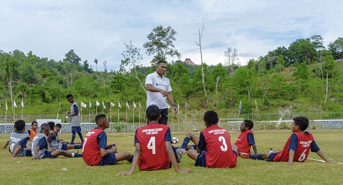 Perjalanan mencari bakat-bakat sepak bola remaja membawa Ardiles Rumbiak pada fase melepas rindu akan kehadiran sebuah akademi sepak bola Papua.