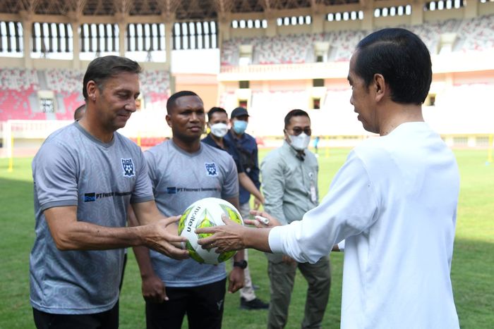 Presiden Joko Widodo resmi meluncurkan Papua Football Academy di Stadion Lukas Enembe, Jayapura, Rabu (31/8/2022).