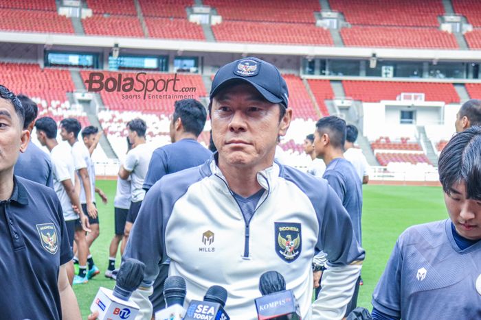 Pelatih timnas Indonesia, Shin Tae-yong, sedang memberikan keterangan kepada awak media di Stadion Utama Gelora Bung Karno (SUGBK), Senayan, Jakarta, Sabtu (1/4/2023).