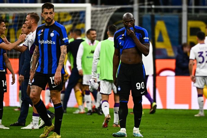 Romelu Lukaku (kanan) lesu setelah Inter Milan dikalahkan Fiorentina di kandang dalam lanjutan Liga Italia (1/4/2023).