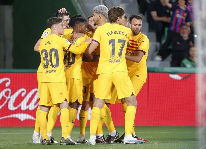 Para pemain Barcelona merayakan gol yang dicetak Robert Lewandowski ke gawang Elche pada Liga Spanyol 2022-2023.