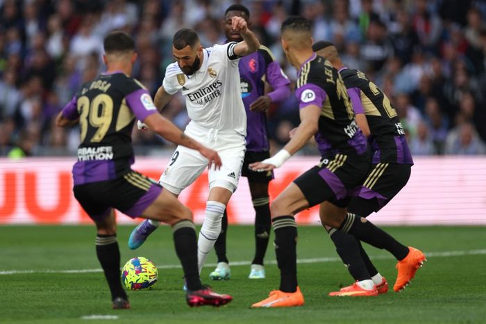 Aksi Karim Benzema dalam laga Real Madrid vs Real Valladolid di Stadion Santiago Bernabeu pada lanjutan Liga Spanyol 2022-2023, Minggu (2/4/2023).