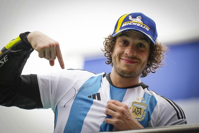 Pembalap Mooney VR46, Marco Bezzecchi, merayakan kemenangannya pada balapan MotoGP Argentina di Sirkuit Termas de Rio Hondo, Santiago, Argentina, 2 April 2023.