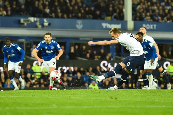 Penyerang Tottenham Hotspur, Harry Kane, mencetak gol dari titik putih ke gawang Everton dalam pekan ke-29 Liga Inggris 2022-2023 di Stadion Goodison Park, Senin (3/4/2023).