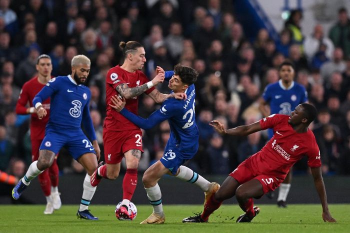 Para pemain Chelsea dan Liverpool berduel dalam partai tunda pekan ke-8 Liga Inggris 2022-2023 di Stamford Bridge.