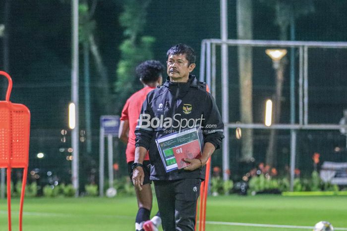 Pelatih timnas U-22 Indonesia, Indra Sjafri, sedang memantau para pemainnya berlatih di Lapangan A, Senayan, Jakarta, 5 April 2023.