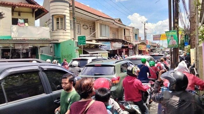 Kemacetan di Depok karena praktik pengobatan alternatif Ida Dayak.
