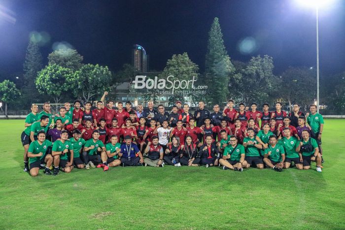 Skuat timnas U-22 Indonesia (skuad timnas U-22 Indonesia) sedang berfoto bersama dengan perwakilan PSSI dan Cdm SEA Games 2023 di Lapangan A, Senayan, Jakarta, 5 April 2023.