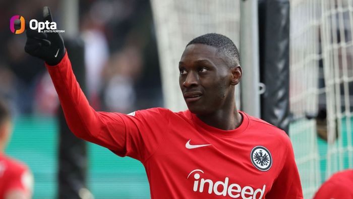 Penyerang Eintracht Frankfurt, Randal Kolo Muani, berhasil mencetak dua gol dalam laga melawan Union Berlin dalam babak perempat final DFB Pokal 2022-2023.