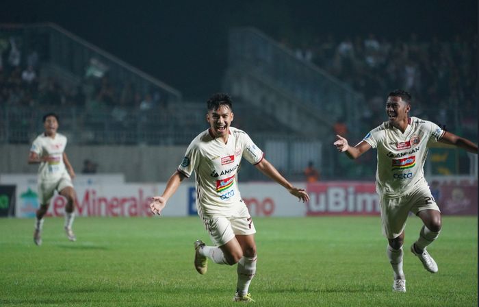 Pemain Persija Jakarta, Witan Sulaeman, melakukan selebrasi setelah mencetak gol ke gawang Persebaya Surabaya di Stadion Gelora Joko Samudro, Gresik, Rabu (5/4/2023)
