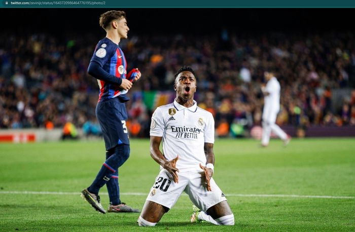Vinicius Junior mencetak gol pembuka bagi Real Madrid pada menit ke-45+1 ke gawang Barcelona pada leg kedua semifinal Copa del Rey 2022-2023 di Camp Nou.