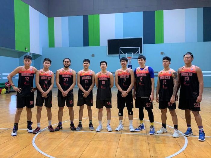 Para pemain timnas basket putra 3x3 Indonesia usai melakukan TC dalam rangka persiapan SEA Games Kamboja 2023, di kawasan Senayan, Jakarta, Sabtu (08/04/2023).