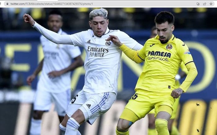 Gelandang Real Madrid, Fede Valverde (putih), berebut bola dengan gelandang Villarreal, Alex Baena (kuning).