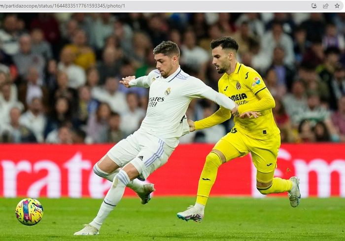 Gelandang Real Madrid, Fede Valverde (putih), berebut bola dengan gelandang Villarreal, Alex Baena (kuning).