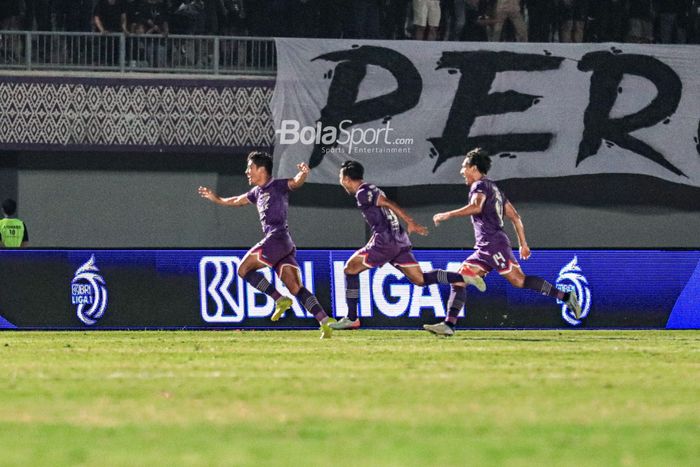 Pemain Persita Tangerang, Irsyad Maulana, sedang melakukan selebrasi dengan rekannya seusai mencetak gol dalam laga pekan ke-33 Liga 1 2022 di Stadion Indomilk Arena, Tangerang, Banten, Minggu (9/4/2023) malam.