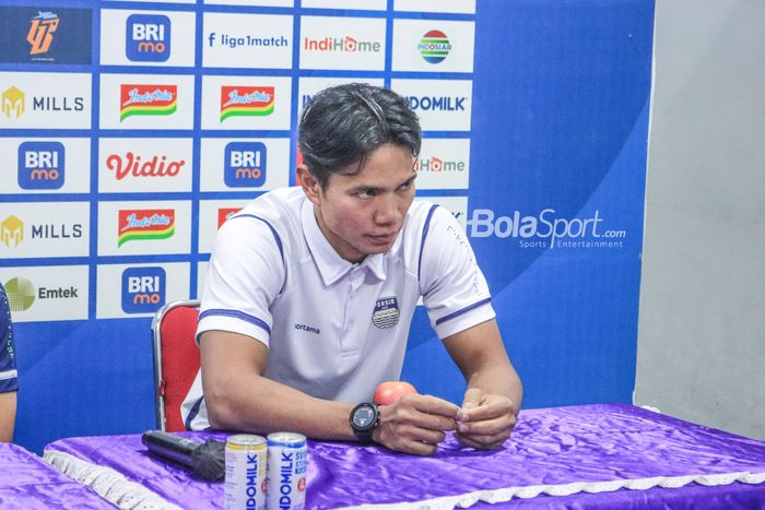 Bek Persib Bandung, Achmad Jufriyanto, saat menghadiri sesi jumpa pers setelah laga pekan ke-33 Liga 1 2022 di Stadion Indomilk Arena, Tangerang, Banten, Minggu (9/4/2023) malam.