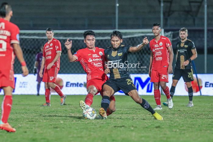 Gelandang Dewa United, Ichsan Kurniawan (kanan), sedang berebut bola dengan bek Persija Jakarta bernama Muhammad Ferarri (kiri) dalam laga pekan ke-33 Liga 1 2022 di Stadion Indomilk Arena, Tangerang Banten, Senin (10/4/2023) malam.