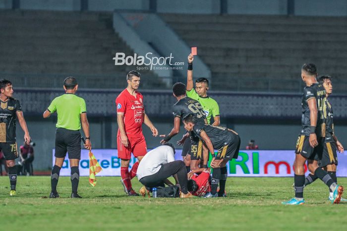 Wasit Aprisman Aranda memberikan kartu merah kepada pemain Dewa United yakni Lucas Ramos De Oliveira setelah menendang pilar Persija yaitu Dony Tri Pamungkas dalam laga pekan ke-33 Liga 1 2022 di Stadion Indomilk Arena, Tangerang Banten, Senin (10/4/2023) malam.