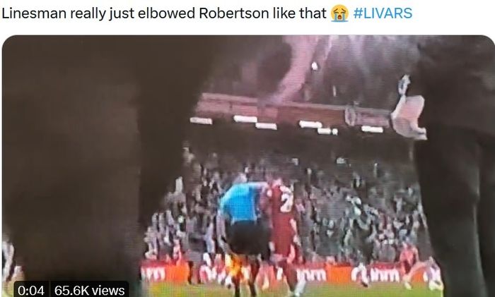 Momen saat Andrew Robertson disikut hakim garis dalam laga Liverpool vs Arsenal.