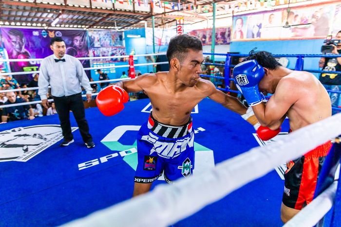 Emanuel Nahak mengalahkan Chanon Sonkham dalam laga tinju di Singmanassak Muaythai School, Pathum Thani, Thailand, Minggu (9/4/2023).