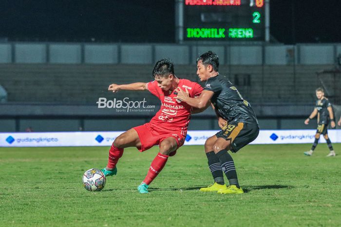 Pemain Persija Jakarta, Alfriyanto Nico (kiri), sedang berusaha melewati terjangan pilar Dewa United bernama Nasir (kanan) dalam laga pekan ke-33 Liga 1 2022 di Stadion Indomilk Arena, Tangerang Banten, Senin (10/4/2023) malam.