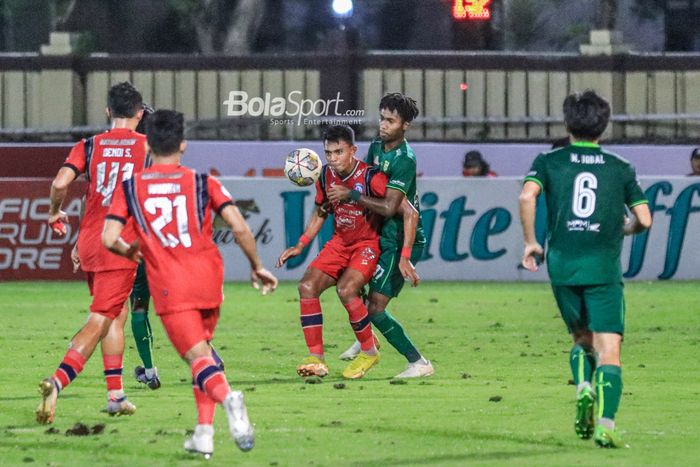 Striker Arema FC, Dedik Setiawan (kiri), sedang menguasai bola dan dikawal ketat bek Persebaya Surabaya bernama Alta Ballah (kanan) dalam laga tunda pekan ke-28 Liga 1 2022 di Stadion PTIK, Blok M, Jakarta, Selasa (11/4/2023) malam. 