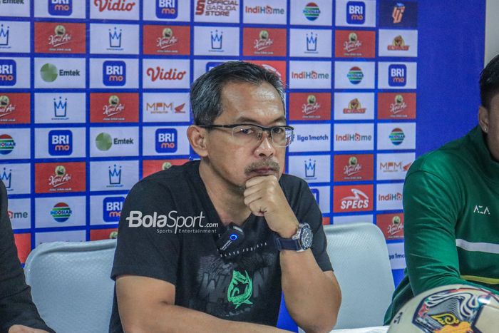 Pelatih Persebaya Surabaya, Aji Santoso, saat menghadiri sesi jumpa pers setelah laga tunda pekan ke-28 Liga 1 2022 di Stadion PTIK, Blok M, Jakarta, Selasa (11/4/2023) malam.