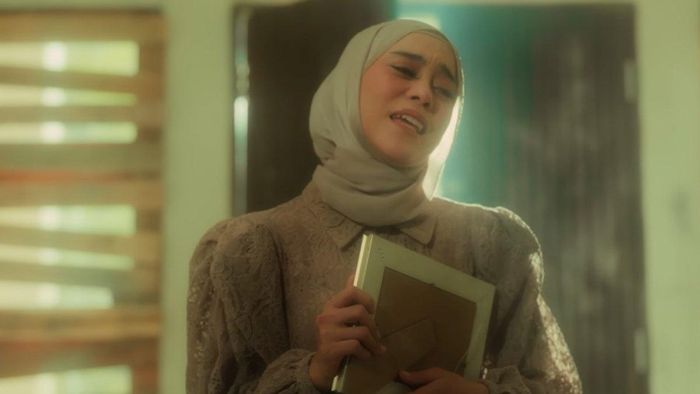 Gamis yang digunakan Lesti Kejora dalam video musik Insan Biasa viral.