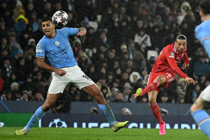 Winger Bayern Muenchen, Leroy Sane, melepaskan tembakan dalam laga leg pertama perempat final Liga Champions kontra Manchester City di Stadion Etihad, Selasa (11/4/2023).