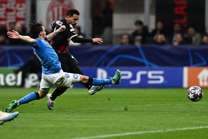 Bek Napoli, Mario Rui, berusaha menahan tembakan yang dilepaskan gelandang AC Milan, Ismael Bennacer, dalam laga leg pertama perempat final Liga Champions di Stadion San Siro, Rabu (12/4/2023).