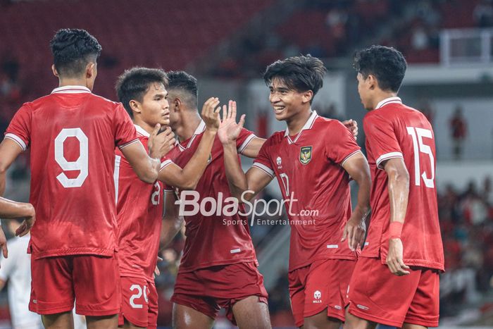 Timnas U-22 Indonesia melakukan selebrasi seusai mencetak gol dalam laga uji coba di Stadion Utama Gelora Bung Karno, Senayan, Jakarta, Jumat (14/4/2023) malam.
