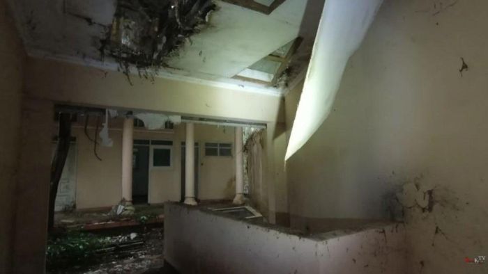 Atap di rumah Suzanna sudah hancur sehingga air hujan bisa masuk