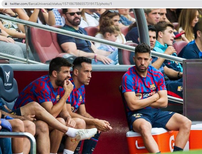 Dari kiri ke kanan: Gerard Pique, Sergio Busquets, dan Jordi Alba saat berada di bangku cadangan Barcelona.