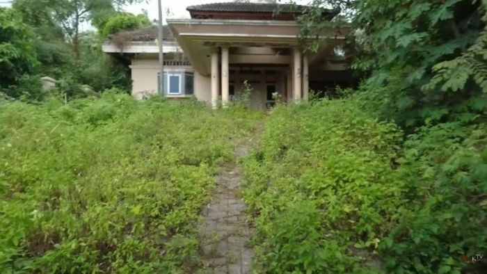 Potret halaman rumah Suzanna