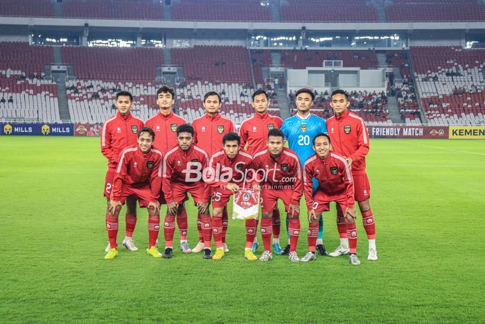 Skuat timnas U-22 Indonesia (skuad timnas u-22 Indonesia) sedang berfoto bersama di Stadion Utama Gelora Bung Karno, Senayan, Jakarta, Jumat (14/4/2023) malam.
