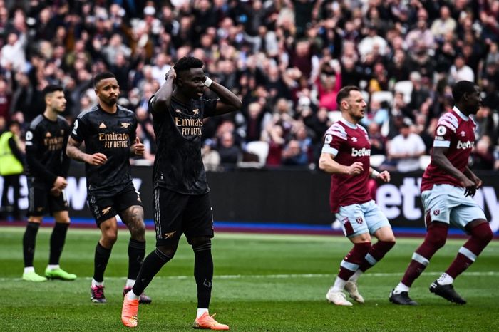 Reaksi <a href='https://www.tribunnews.com/tag/bukayo-saka' class='blue'>Bukayo Saka</a> usai gagal cetak gol penalti dalam laga <a href='https://www.tribunnews.com/tag/arsenal' class='blue'>Arsenal</a> di kandang West Ham United pada lanjutan Liga Inggris (16/4/2023).