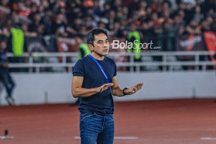 Pelatih PSS Sleman, Seto Nurdiyantoro, sedang memberikan intruksi kepada para pemainnya dalam laga pekan ke-34 Liga 1 2022 di Stadion Utama Gelora Bung Karno, Senayan, Jakarta, Sabtu (15/4/2023) malam.