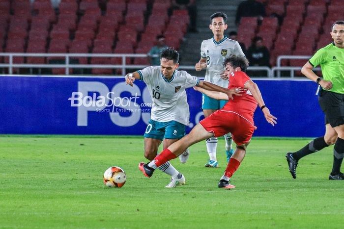 Gelandang timnas U-22 Indonesia, Beckham Putra Nugraha (kiri), sedang menguasai bola saat bertanding di Stadion Utama Gelora Bung Karno, Senayan, Jakarta, Minggu (16/4/2023) malam.