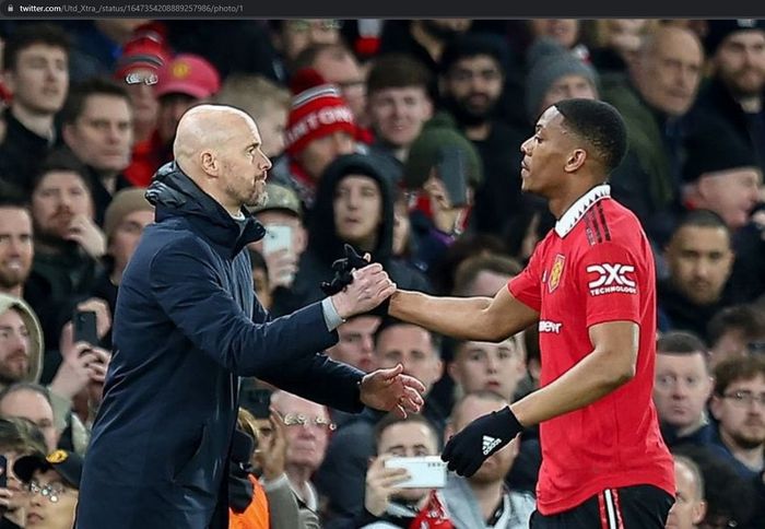 Erik ten Hag buka suara soal masa depan Anthony Martial yang belum memiliki kejelasan nasib di Manchester United.