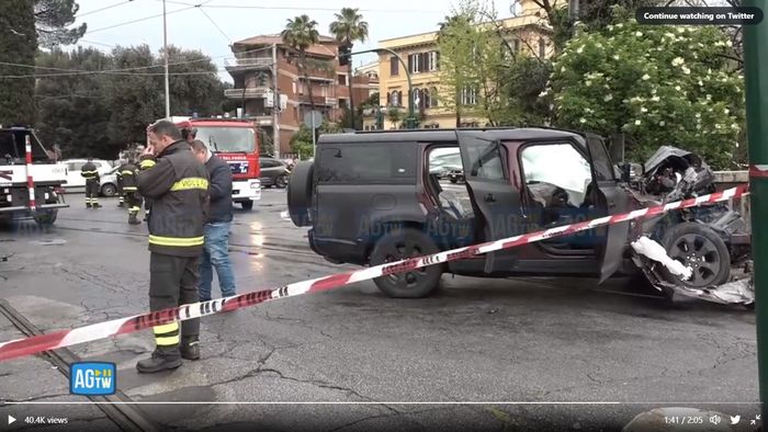 Penampakan mobil Ciro Immobile usai mengalami kecelakaan dengan trem di kota Roma.