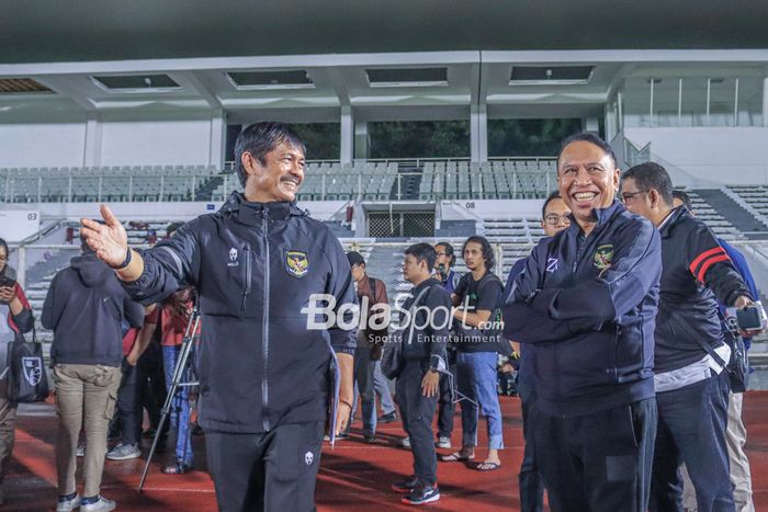 Pelatih timnas U-22 Indonesia, Indra Sjafri (kiri),  sedang menyambut kedatangan Zainudin Amali (kanan) selaku Wakil Ketua Umum PSSI 1 di Stadion Madya, Senayan, Jakarta, Rabu (19/4/2023) malam.